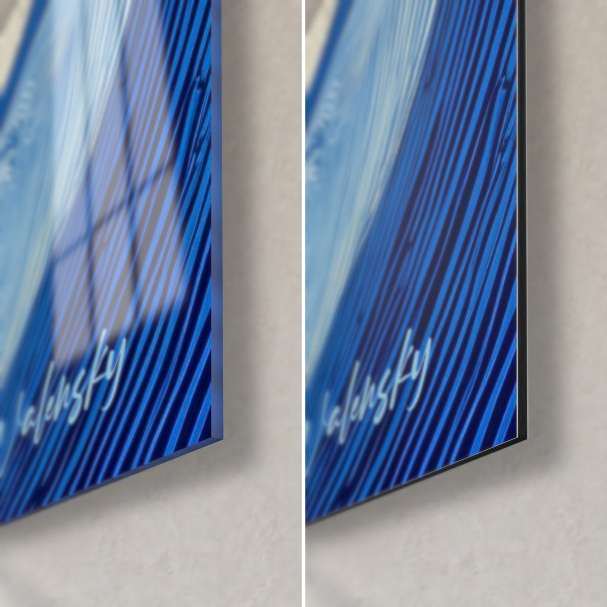 Schilderij met reliëfgolven in koningsblauw, rechtsonder: glanzend acrylglas met reflecties, mat zwart Dibond, rand van 3 mm