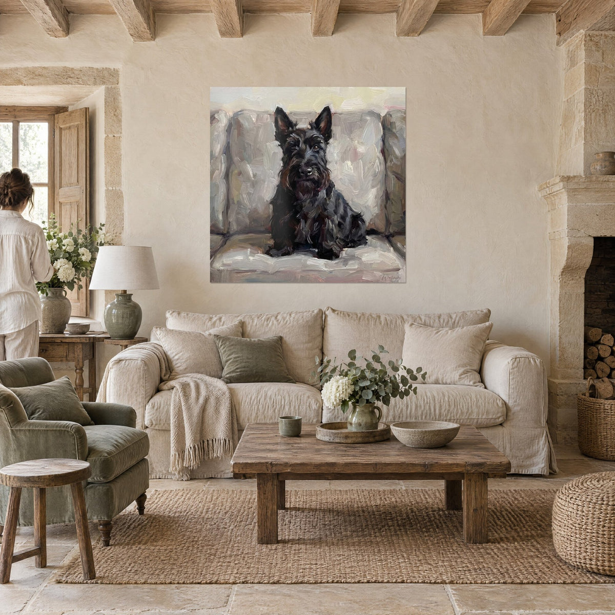 Gemälde Scottish Terrier schwarz auf beigem Sessel sitzend, cremefarbene und graue Pinselstriche, über einem Sofa in einem hellen Wohnzimmer