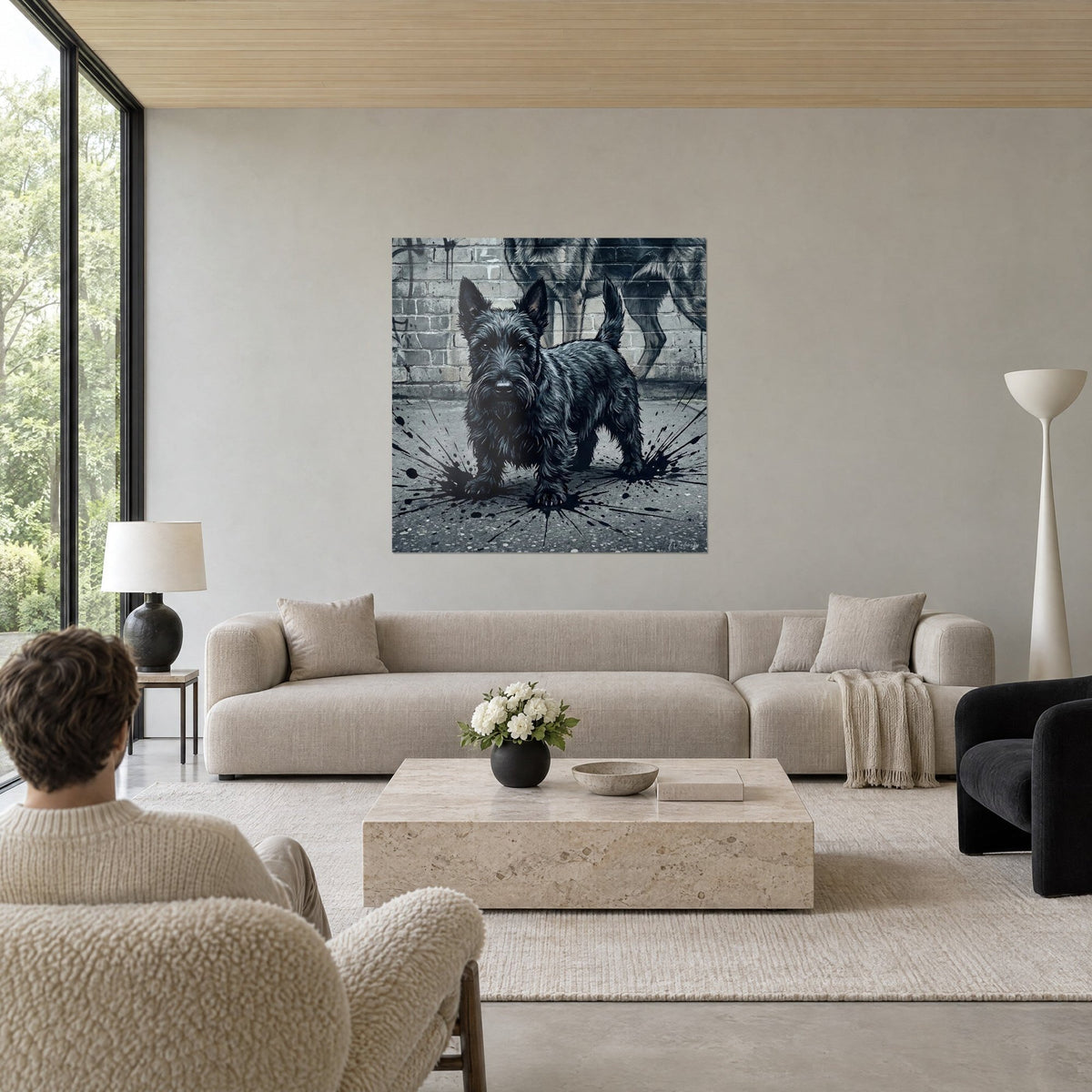 Schilderij zwarte Scottish Terrier met ruige vacht, inktspatten op grijs beton, boven een bank in een lichte woonkamer