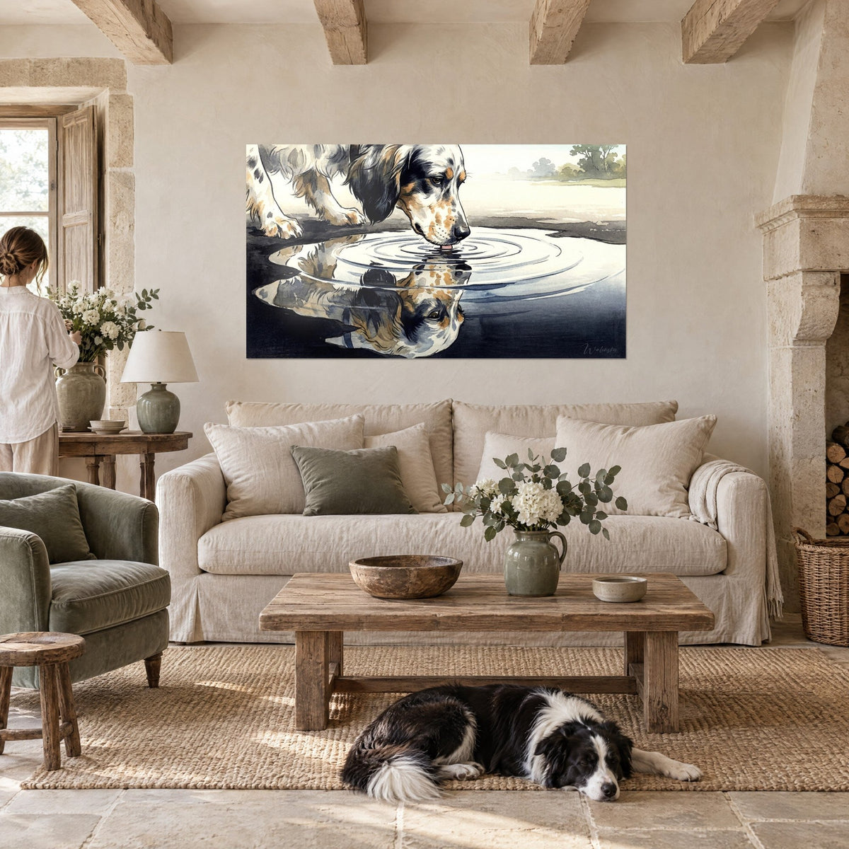Quadro di un cane da ferma maculato che beve, riflesso nero e crema nell'acqua, un collie sdraiato, sopra un divano in un soggiorno luminoso