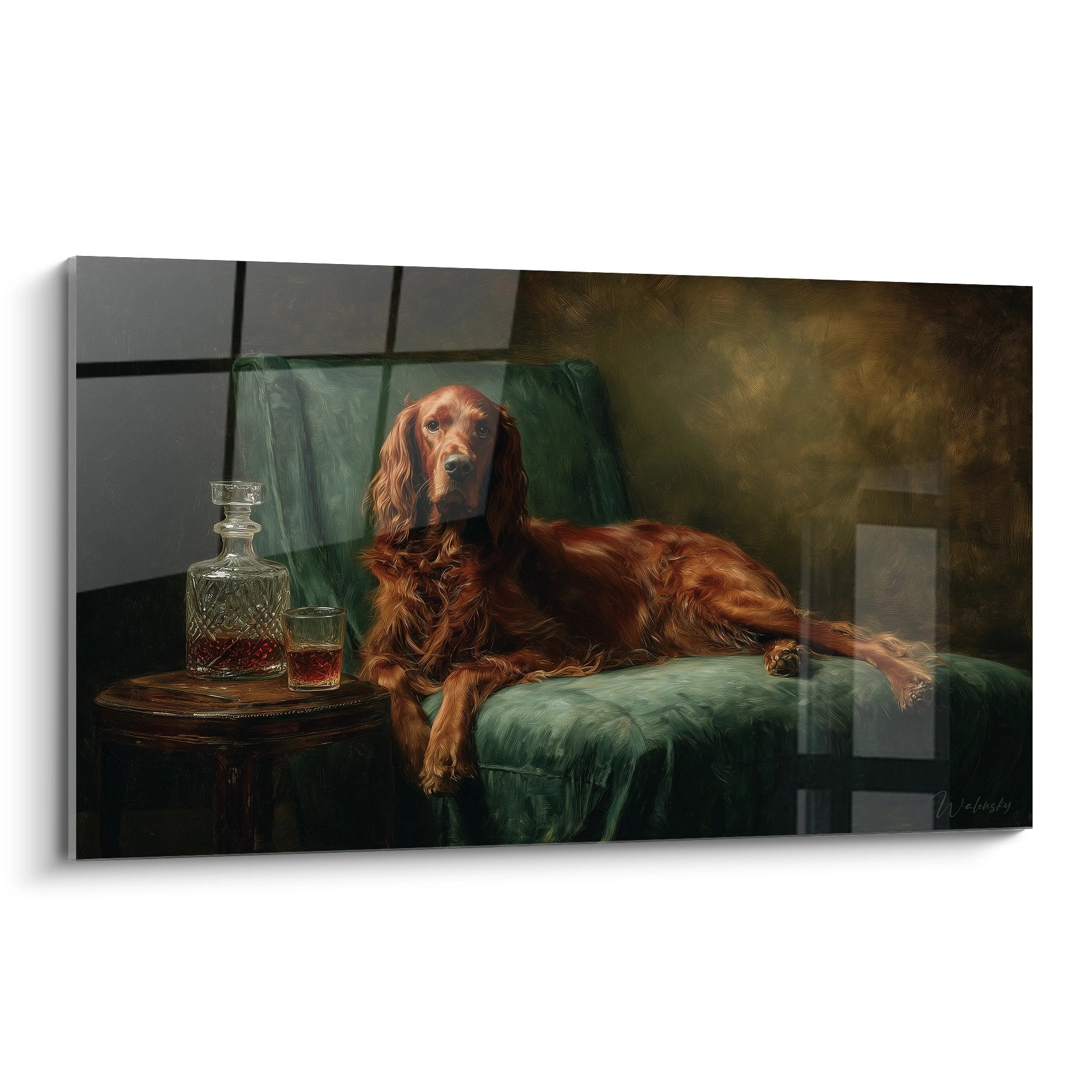 Setter irlandais roux elegamment pose sur canape vert emeraude avec carafe cristal art canin raffinement salon bourgeois