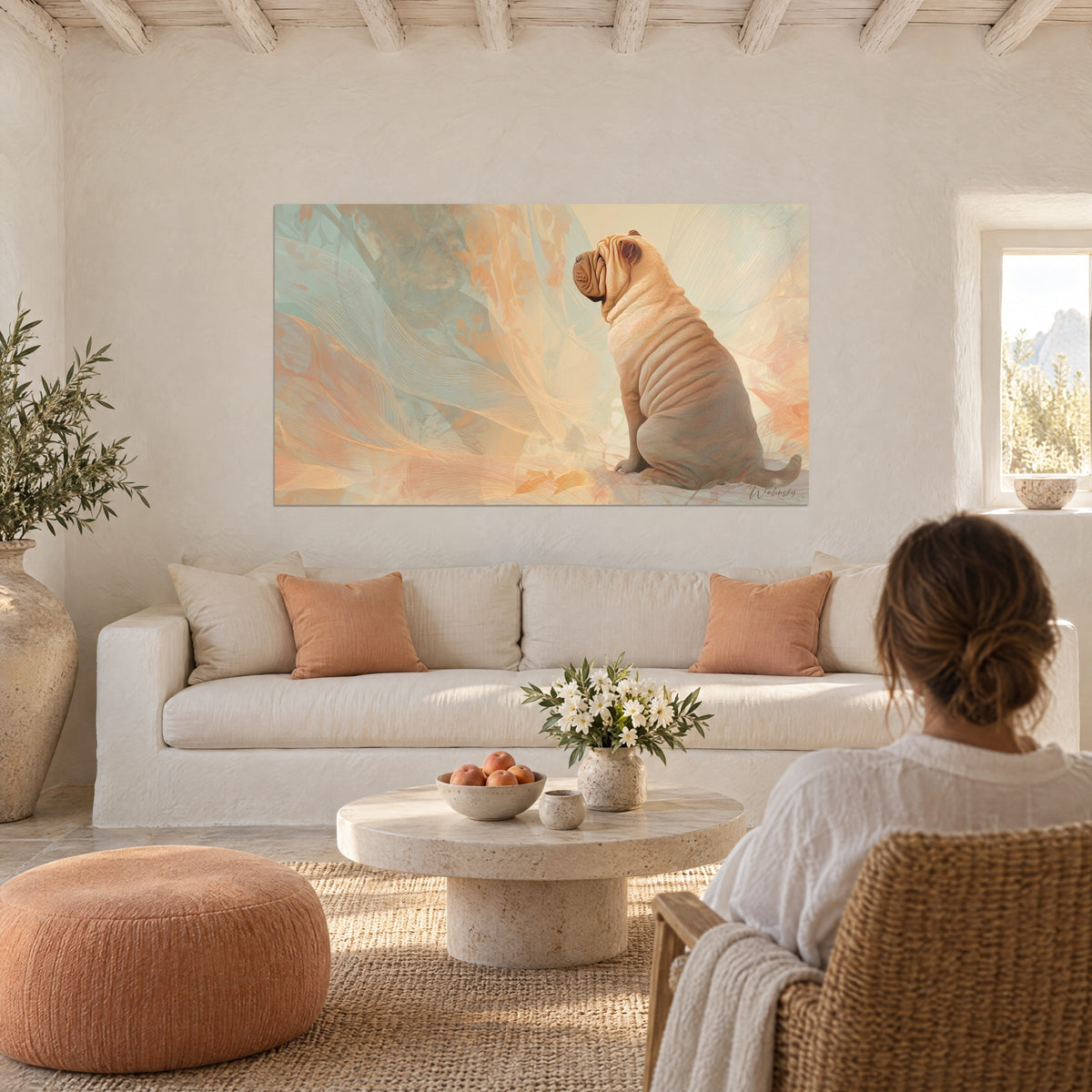 Πίνακας καθιστού Shar-Pei σε προφίλ, μελί πτυχωτό τρίχωμα σε παστέλ τυρκουάζ φόντο, πάνω από καναπέ σε φωτεινό σαλόνι