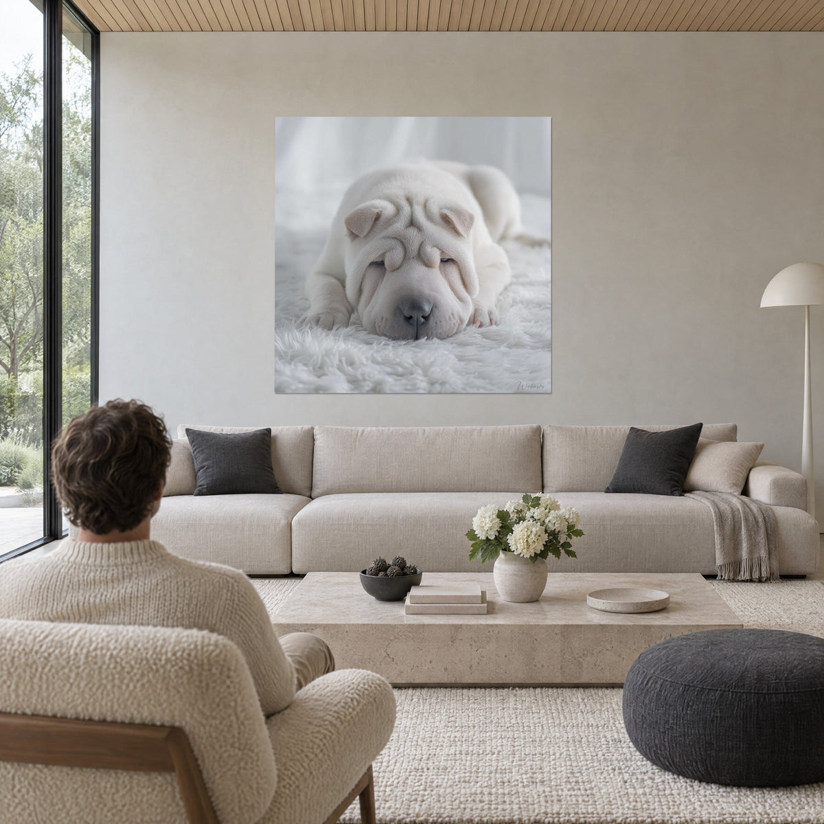 Cuadro cachorro shar pei crema de pliegues profundos, hocico gris pizarra, sobre piel blanca, encima de un sofá en un salón luminoso
