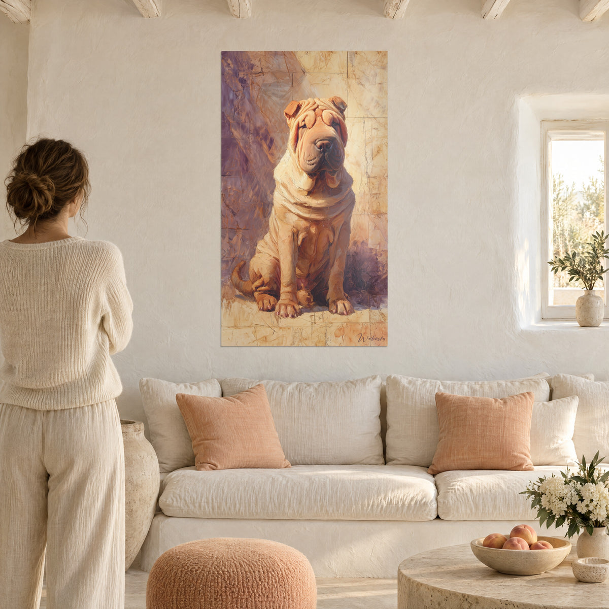 Tableau chien Shar Pei assis, peau plissée abricot et ombres violettes, femme de dos, au-dessus d'un canapé dans un salon lumineux
