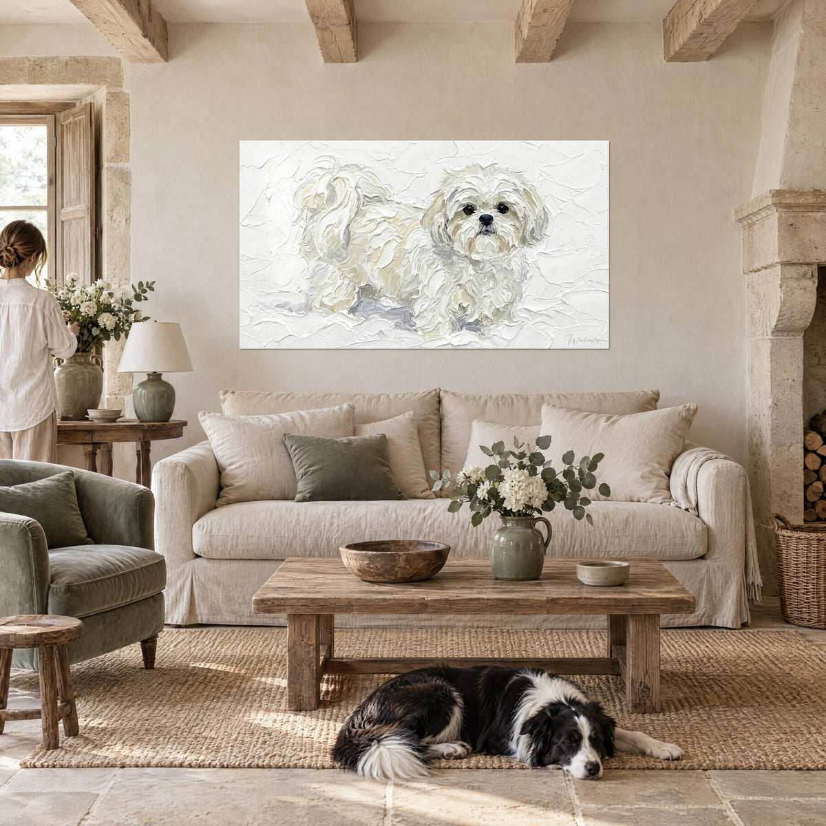 Tableau petit chien à poil long ivoire en pâte épaisse, ombres grises, collie couchée, au-dessus d'un canapé dans un salon lumineux