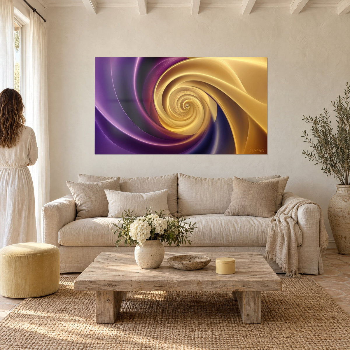 Schilderij met een gouden spiraalwervel op een diep paars achtergrond, een vrouw in een witte jurk van achteren boven een bank in een lichte woonkamer