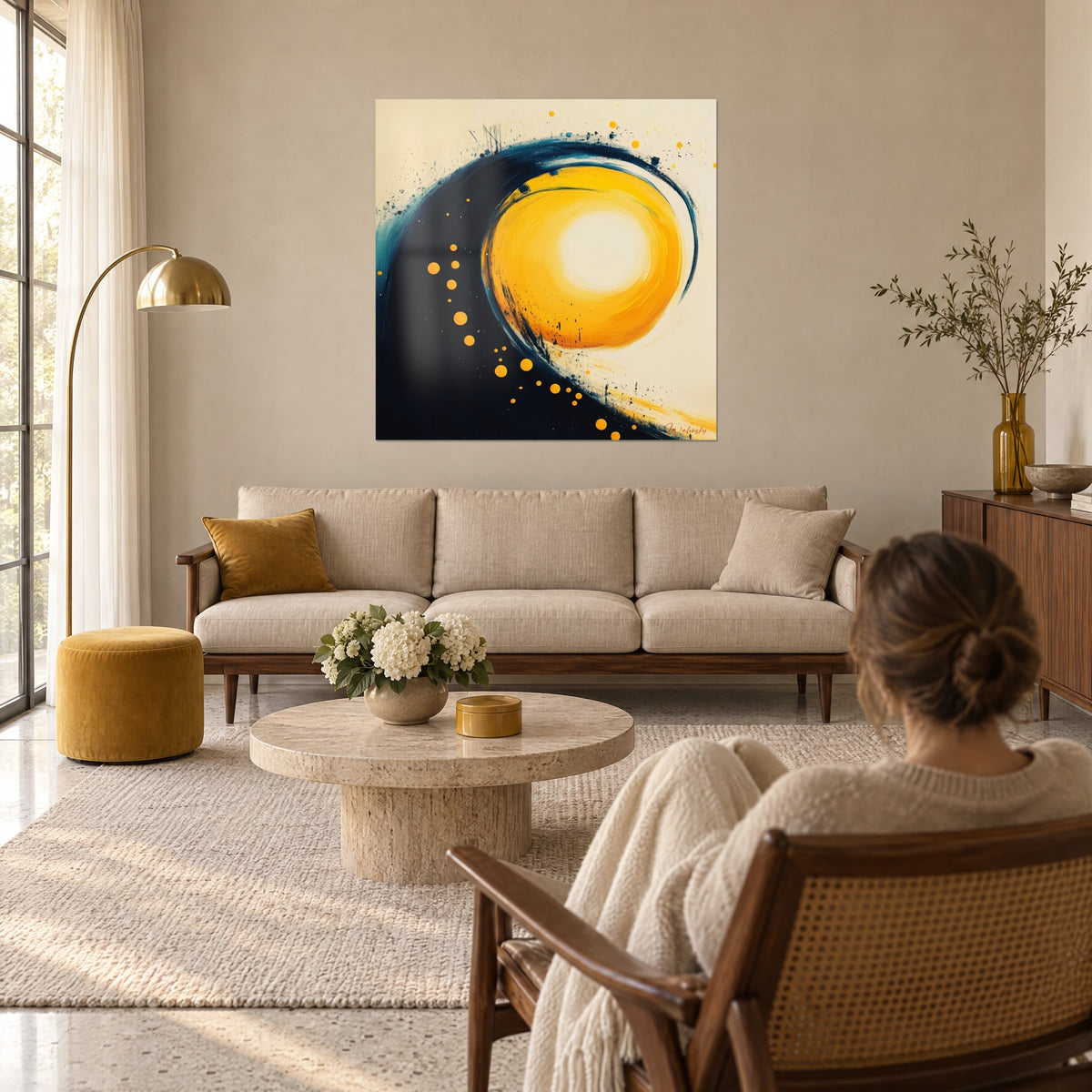 Quadro spirale solare giallo zafferano avvolta in un'onda blu notte, schizzi dorati, sopra un divano in un soggiorno luminoso