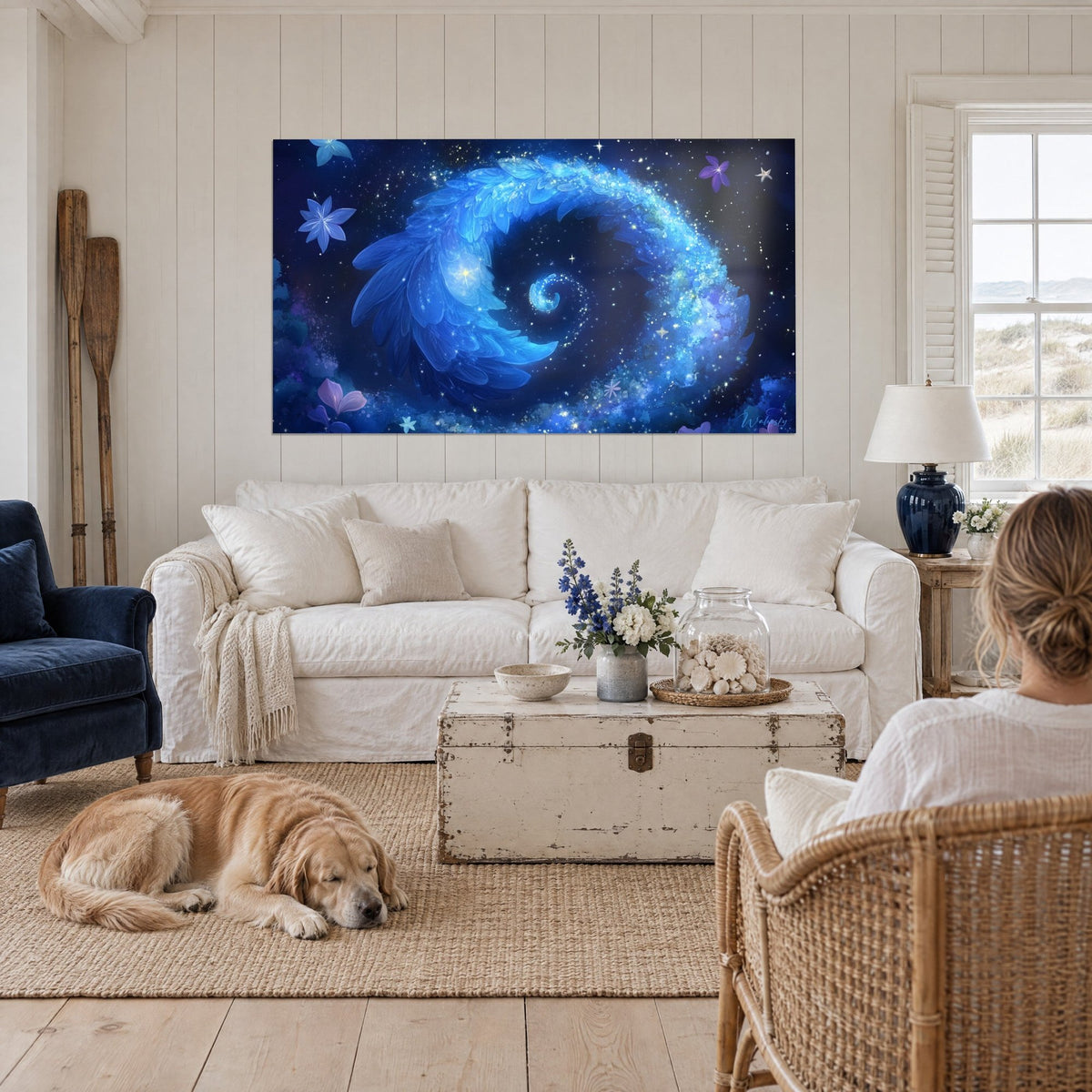 Gemälde mit kosmischer Spirale aus königsblauen Federn und goldenen Sternen, Rückansicht einer Person und ein Retriever, über einem Sofa in einem hellen Wohnzimmer