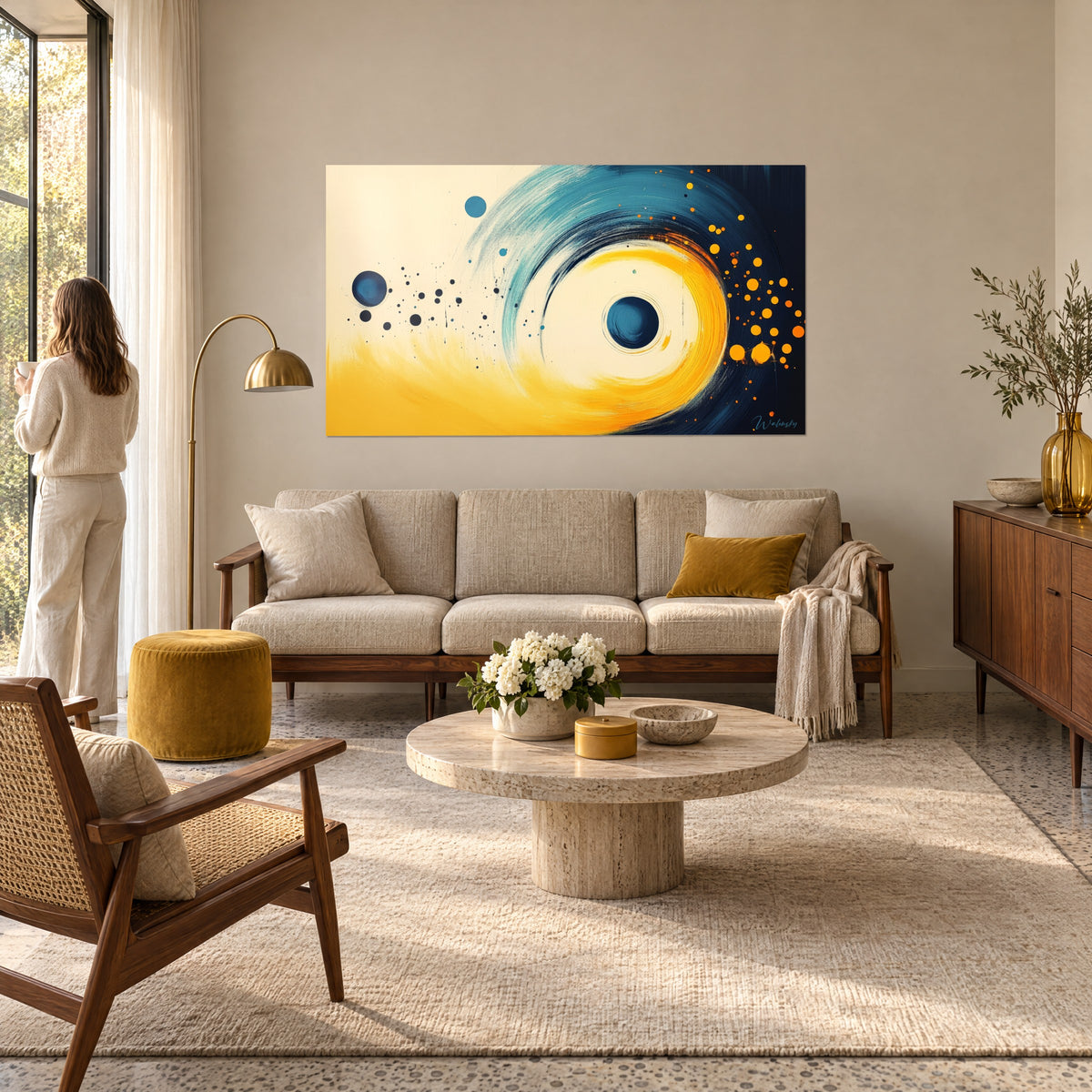 Cuadro remolino dorado y azul petróleo, salpicaduras naranjas, mujer de espaldas, encima de un sofá en un salón luminoso