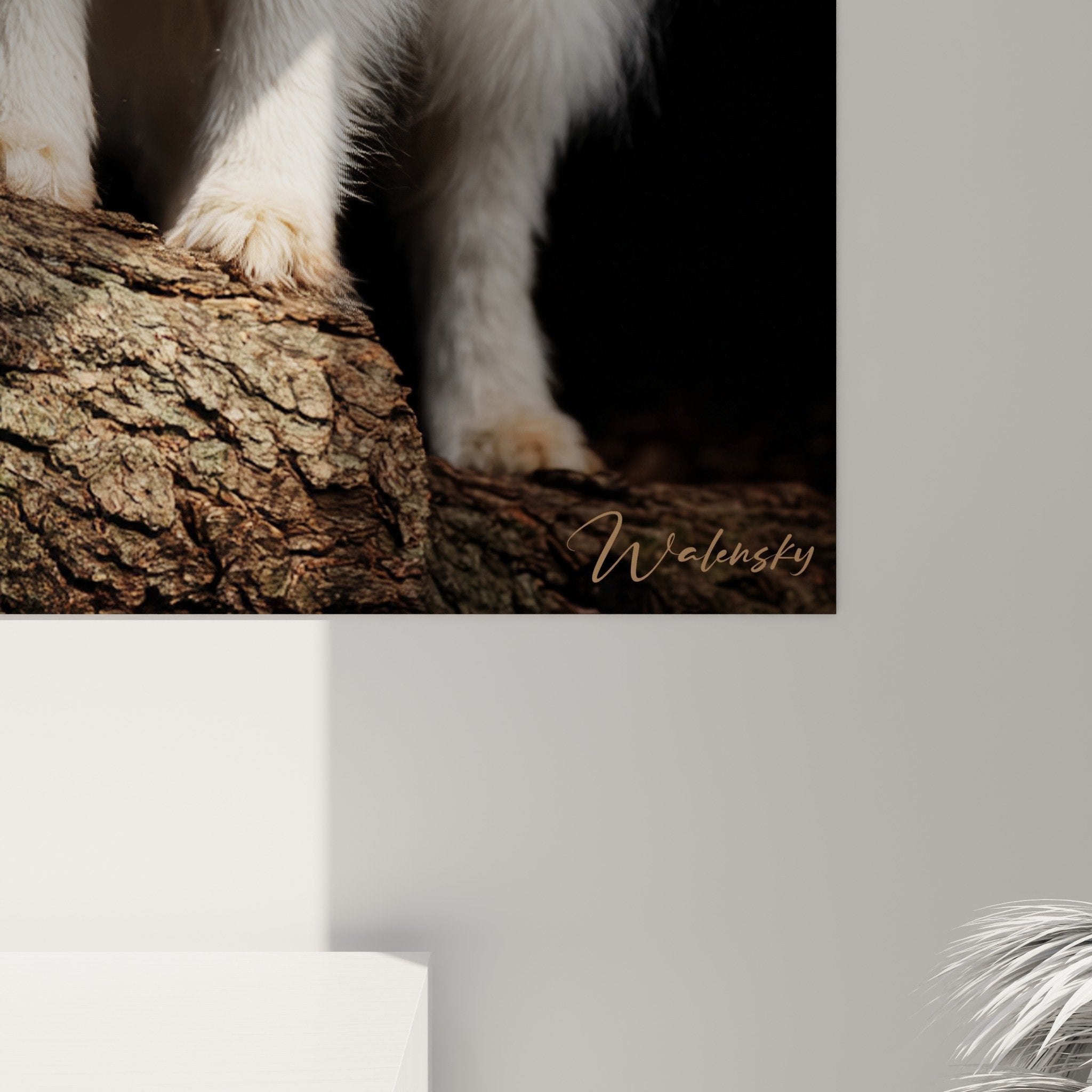 Vue d'ensemble tableau Spitz Japonais dans salon contemporain, œuvre lumineuse sur mur clair avec mobilier moderne