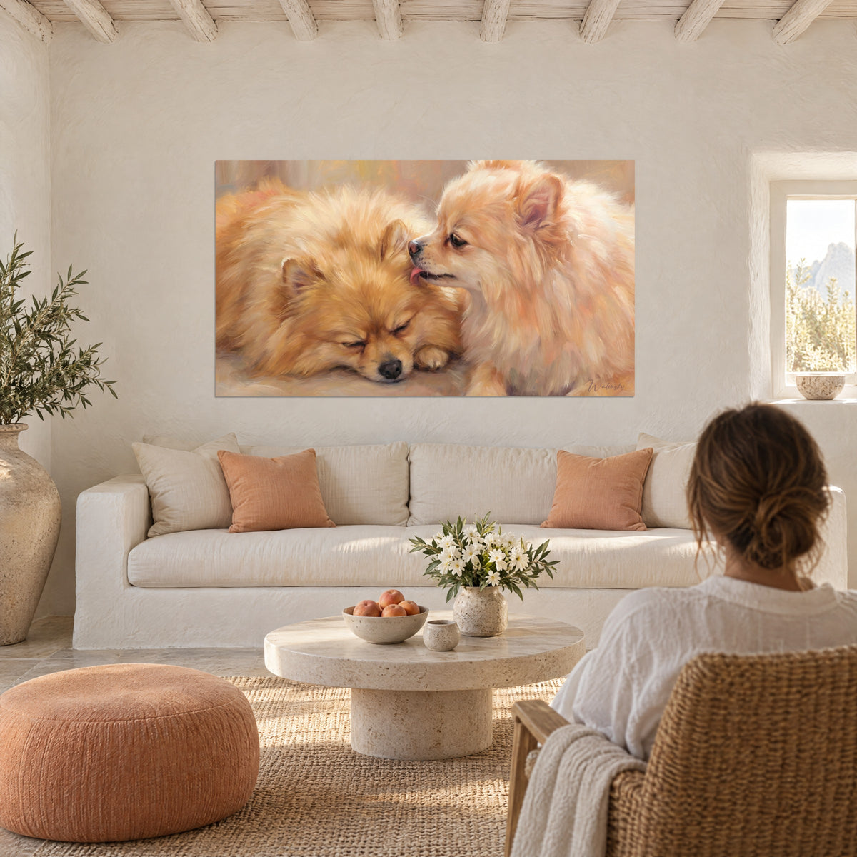 Cuadro de dos spitz pomerania rojizos y crema, uno dormido y el otro lamiéndole la oreja, encima de un sofá en un salón luminoso