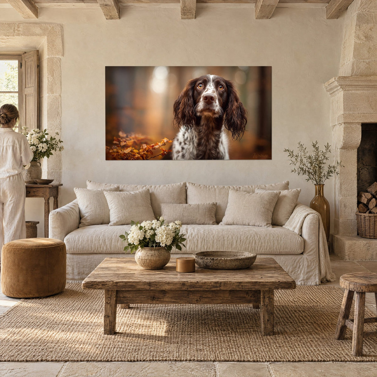 Quadro springer inglese dagli occhi ambrati, orecchie marrone cioccolato, foglie arancioni, sopra un divano in un soggiorno luminoso
