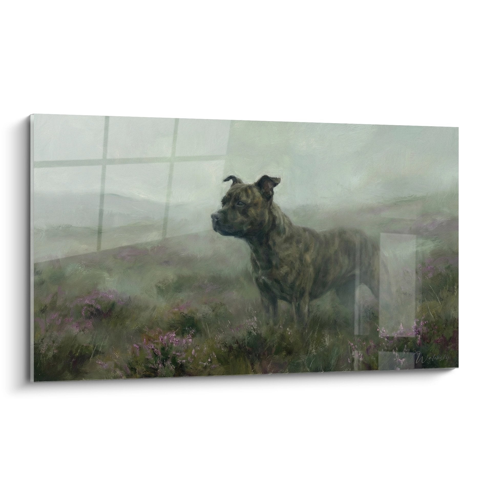 Staffordshire Bull Terrier Gemälde in gestromter Färbung in nebliger Landschaft mit violettem Heidekraut, impressionistischer Stil