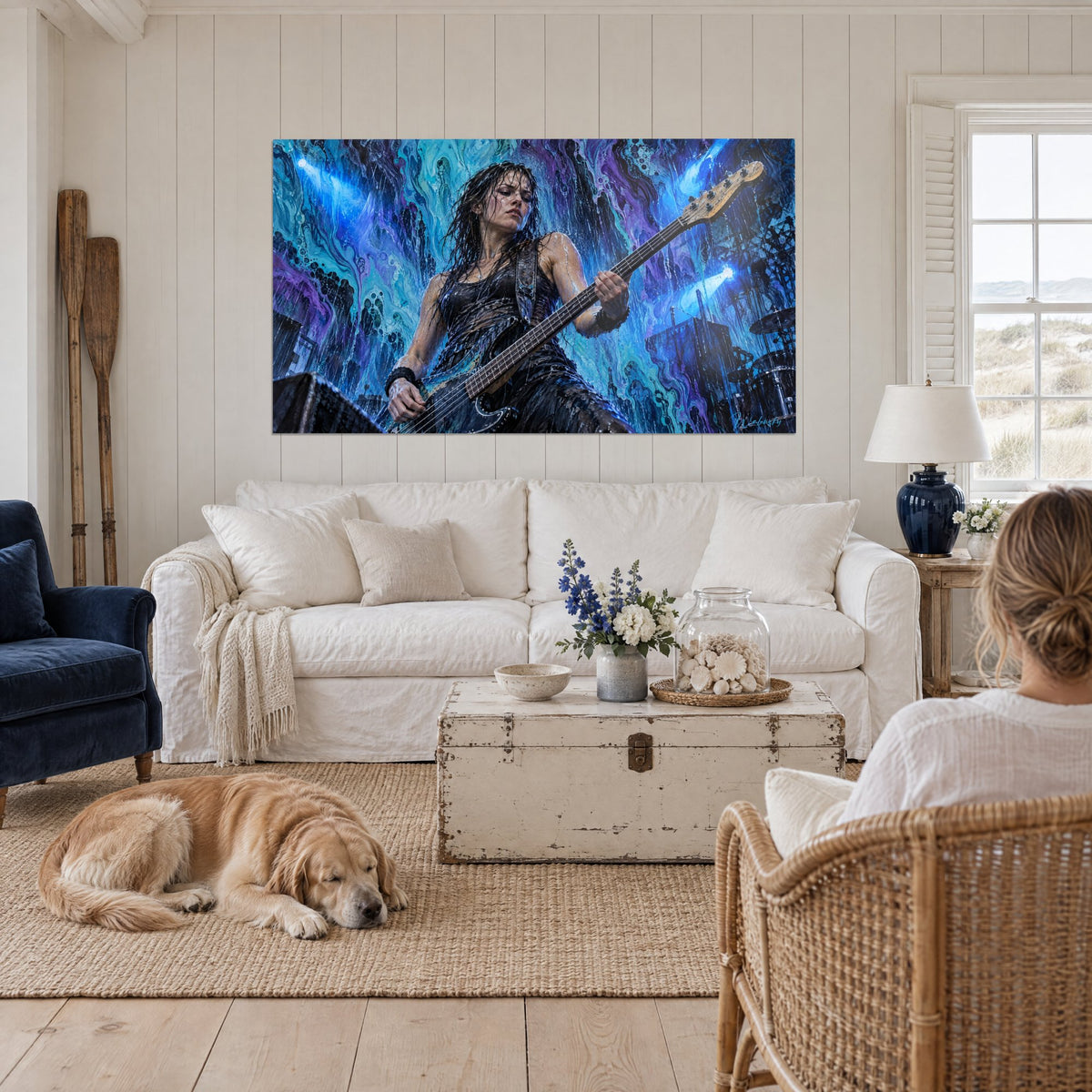 Tableau bassiste trempée en robe noire, cheveux plaqués, fond bleu turquoise et violet, au-dessus d'un canapé dans un salon lumineux