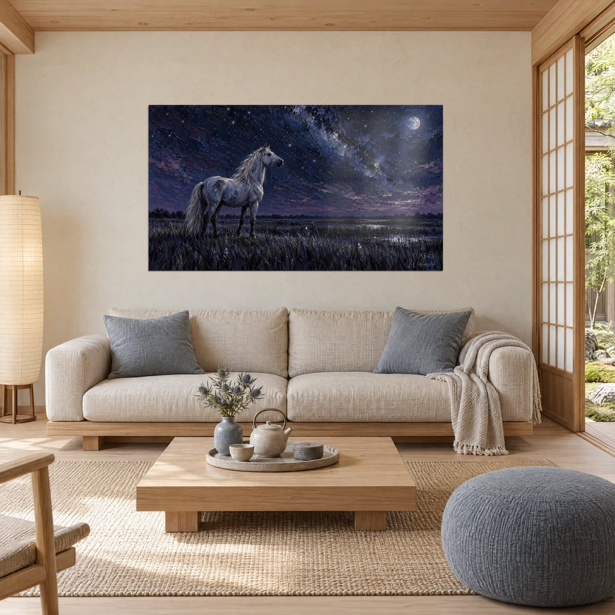 Tableau cheval blanc crinière argentée sous la Voie lactée bleu nuit et violette, au-dessus d'un canapé dans un salon lumineux
