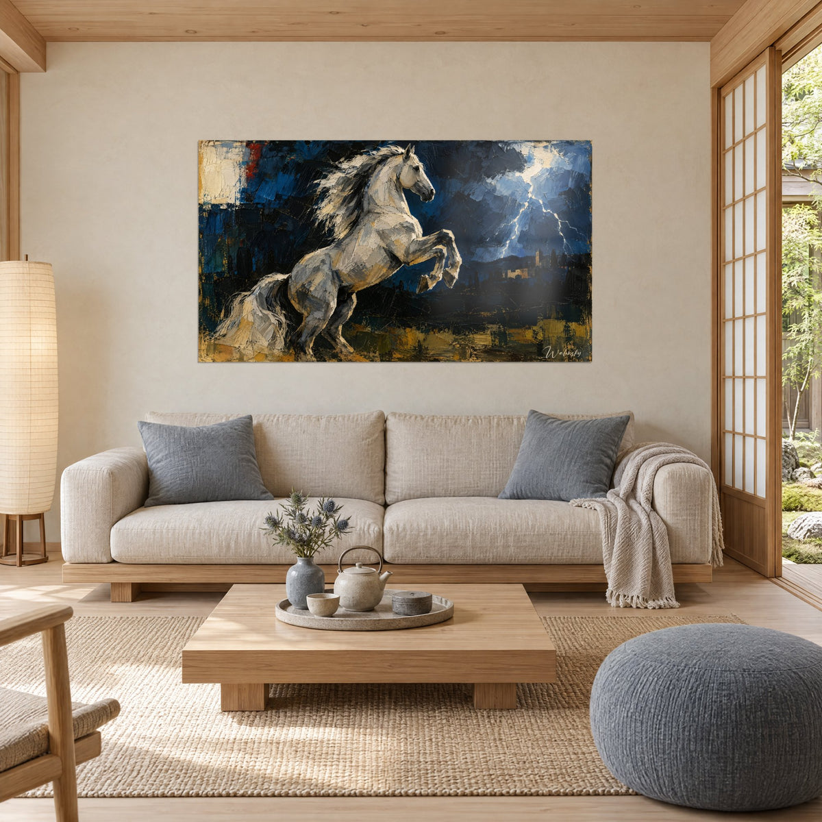 Tableau étalon blanc cabré sous un éclair bleu nuit, touches ocre et crème au couteau, au-dessus d'un canapé dans un salon lumineux