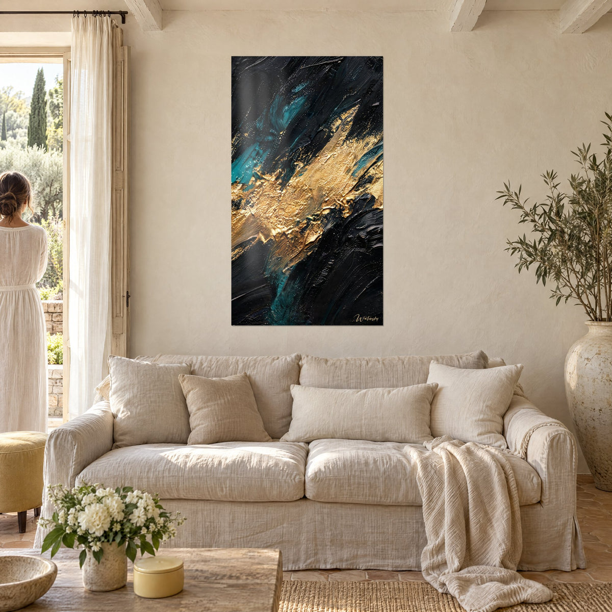 Tableau faille d'or martelée entre noir profond et sarcelle, empâtements en relief, au-dessus d'un canapé dans un salon lumineux