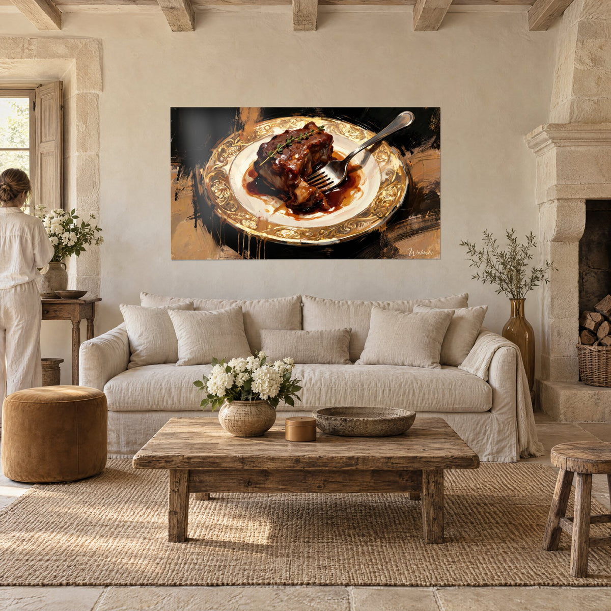 Tableau joue de bœuf braisée nappée de sauce brune, assiette à liseré doré, deux personnes de dos au-dessus d'un canapé dans un salon lumineux