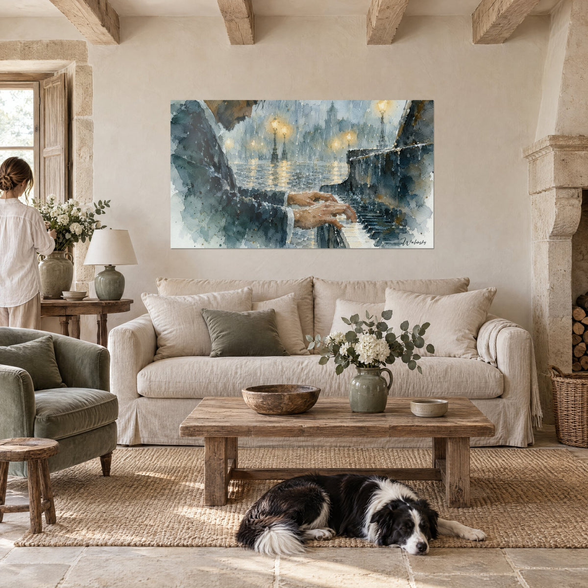 Tableau pianiste sous la pluie, mains sur clavier, lampadaires dorés et brume bleu gris, au-dessus d'un canapé dans un salon lumineux