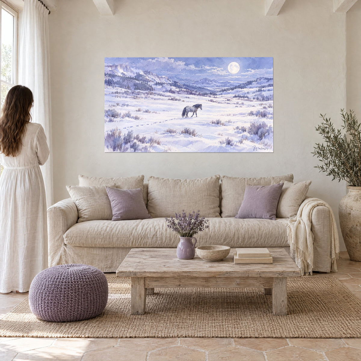 Tableau mustang gris pommelé marchant dans la neige, lune pâle et collines lilas, au-dessus d'un canapé dans un salon lumineux