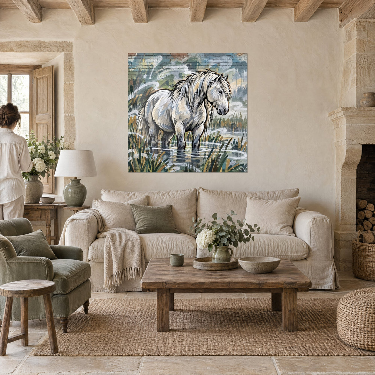 Tableau cheval blanc patient parmi les roseaux, crinière dorée et reflets gris-bleu, au-dessus d'un canapé dans un salon lumineux