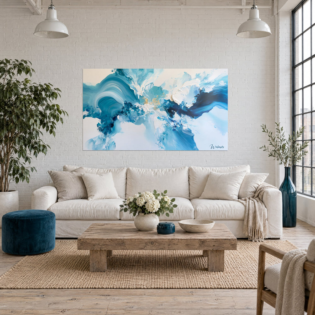 Tableau vague turquoise aux crêtes d'écume blanche et touches dorées, au-dessus d'un canapé dans un salon lumineux