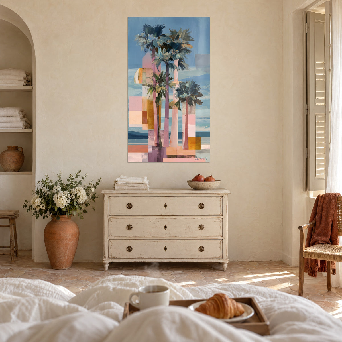 Schilderij palmsilhouetten tegen een lichtblauwe zee, zalmroze en honinggele vlakken, boven een bed in een lichte slaapkamer