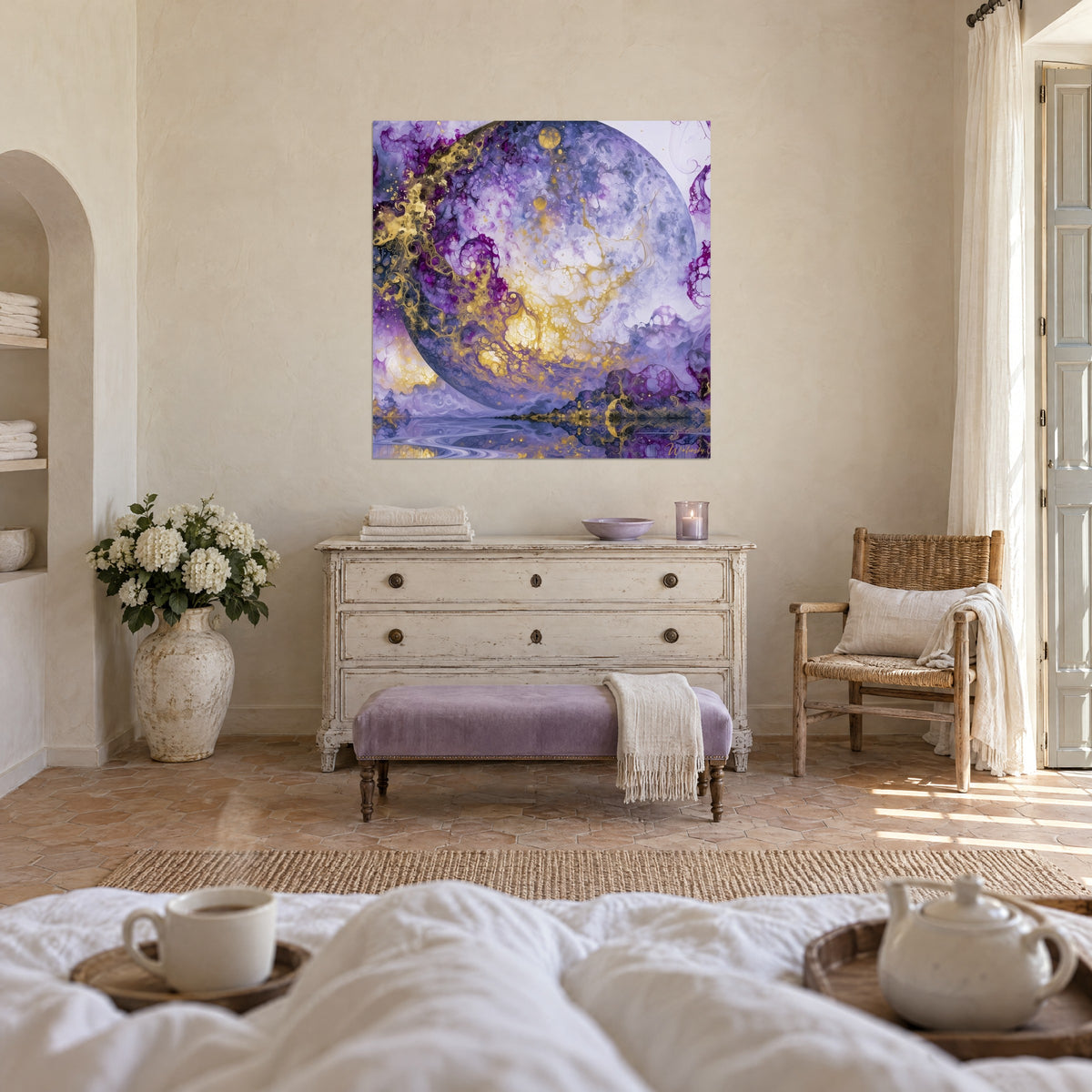 Tableau monde cosmique mauve crevé de dorures marbrées, dans une chambre claire, au-dessus d'un lit dans une chambre claire