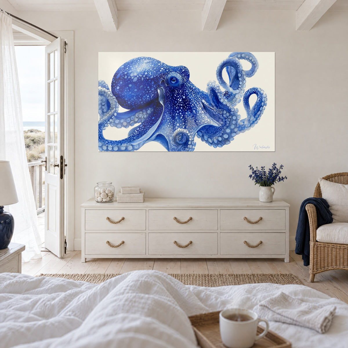 Gemälde Krake in aquarellartigem Ultramarinblau mit eingerollten Armen und weißen Punkten, über einem Bett in einem hellen Schlafzimmer