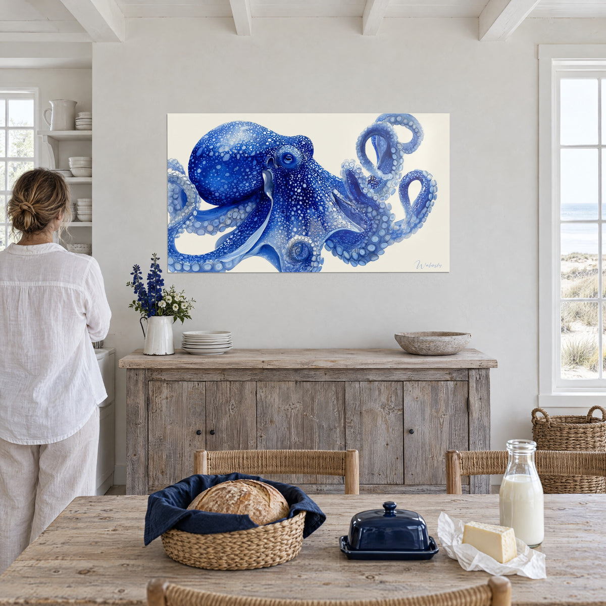 Gemälde Meeresmollusk in Saphirblau mit himmelblauen Saugnäpfen auf elfenbeinfarbenem Grund, über einer Holzanrichte, Haus am Meer