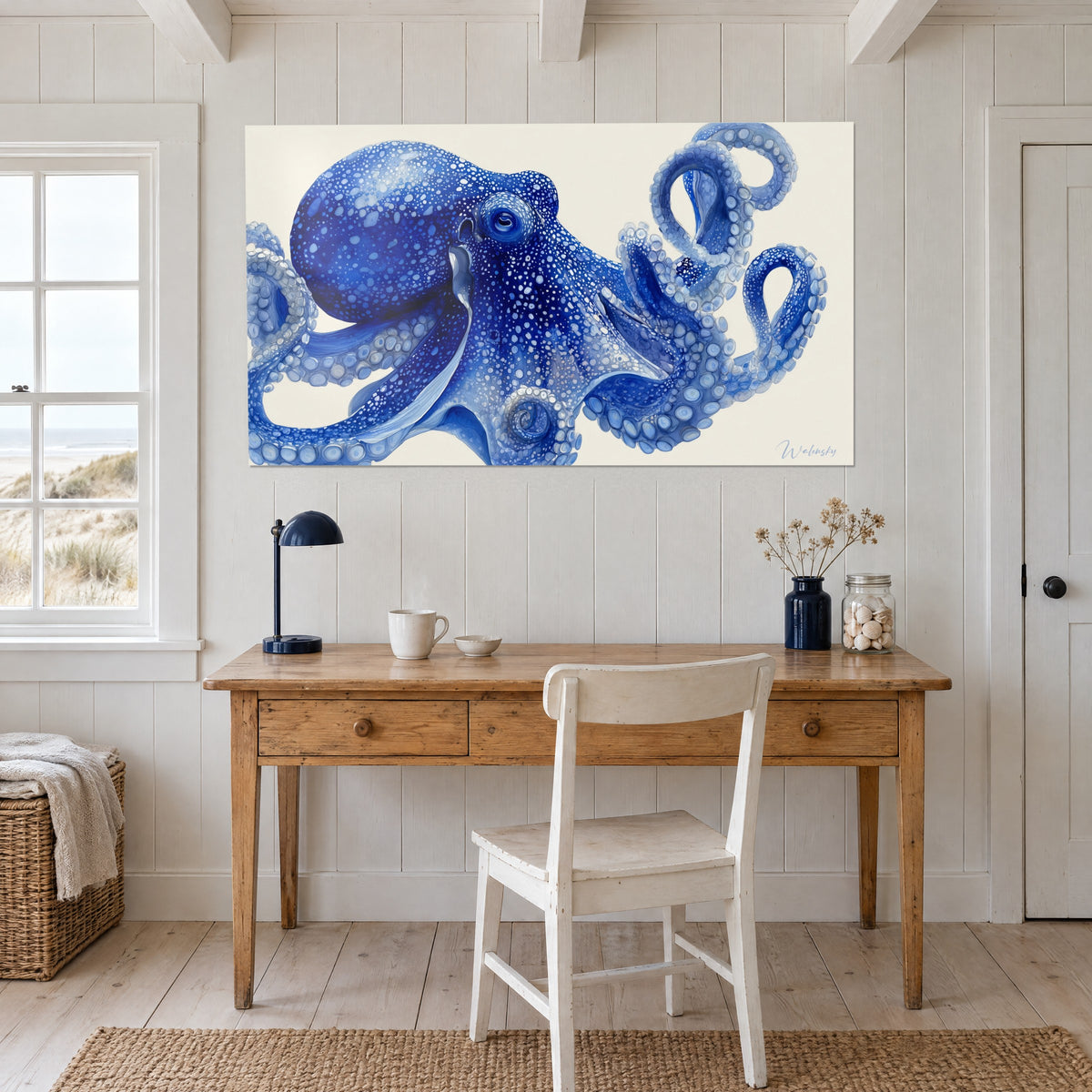 Gemälde Oktopus mit gesprenkelten Mustern in Nachtblau und Weiß, runde, eingefasste Augen, über einem Schreibtisch aus hellem Holz