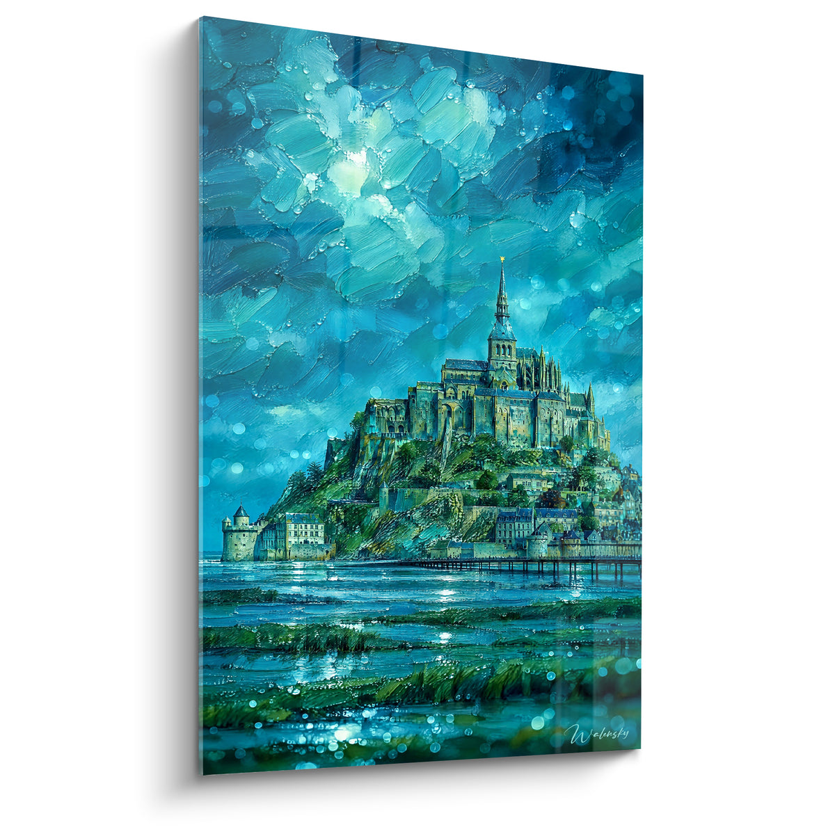 Abbaye du Mont-Saint-Michel dorée sous un ciel bleu turquoise nocturne aux nuages texturés