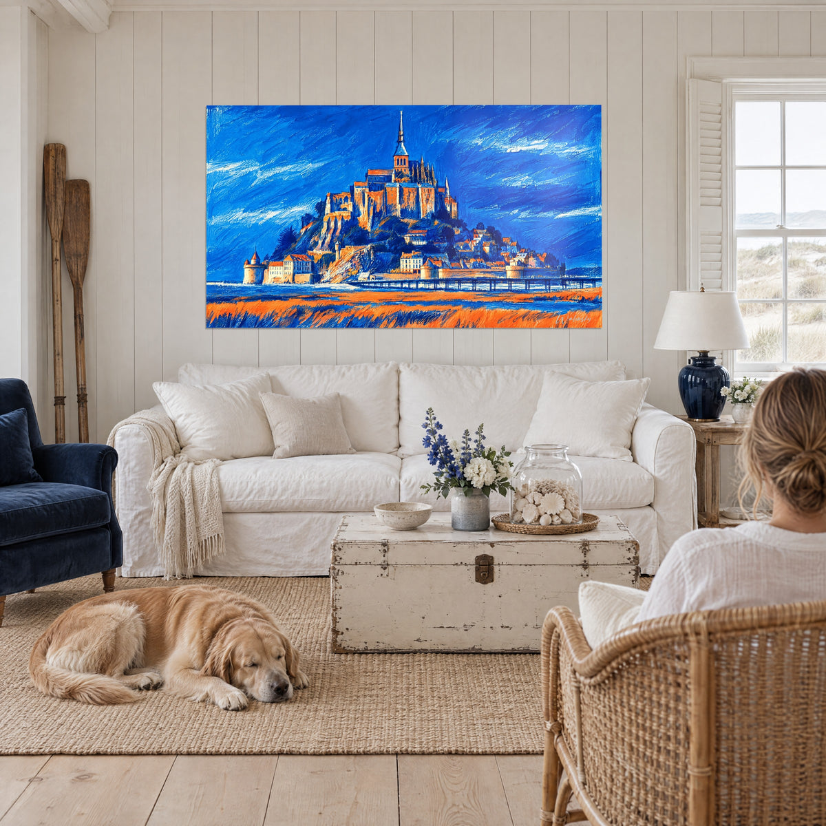 Mont-Saint-Michel orange et bleu marine accroché au-dessus d'un lit dans une chambre claire