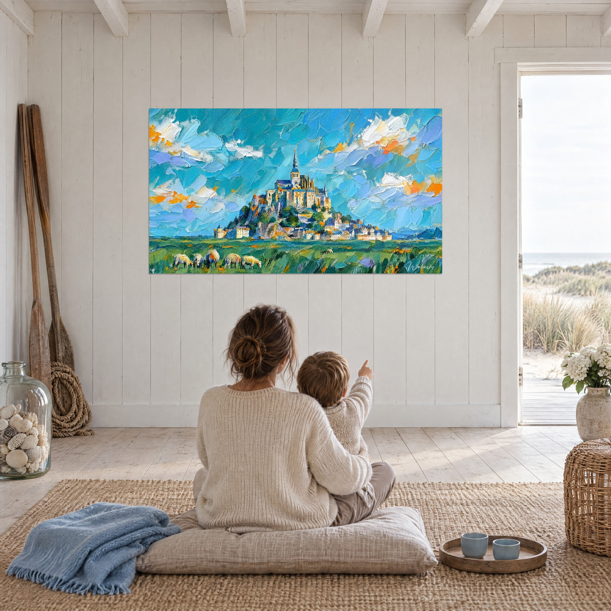 Schilderij van de abdij tegen een turquoise lucht met gouden wolken, groen gras en schapen, tegenover een moeder met haar kind, witte woonkamer