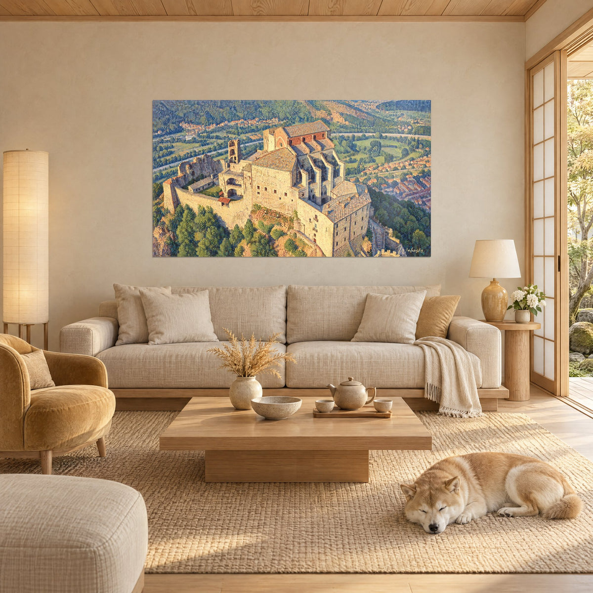 Tableau abbaye en pierre ocre aux toits rouges sur son éperon boisé, Shiba endormi, au-dessus d'un canapé dans un salon lumineux