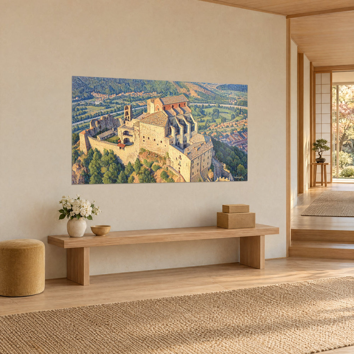 Tableau forteresse monastique dorée, tuiles brunes et pins verts, plaine du Piémont au loin, vue de trois-quarts dans un couloir