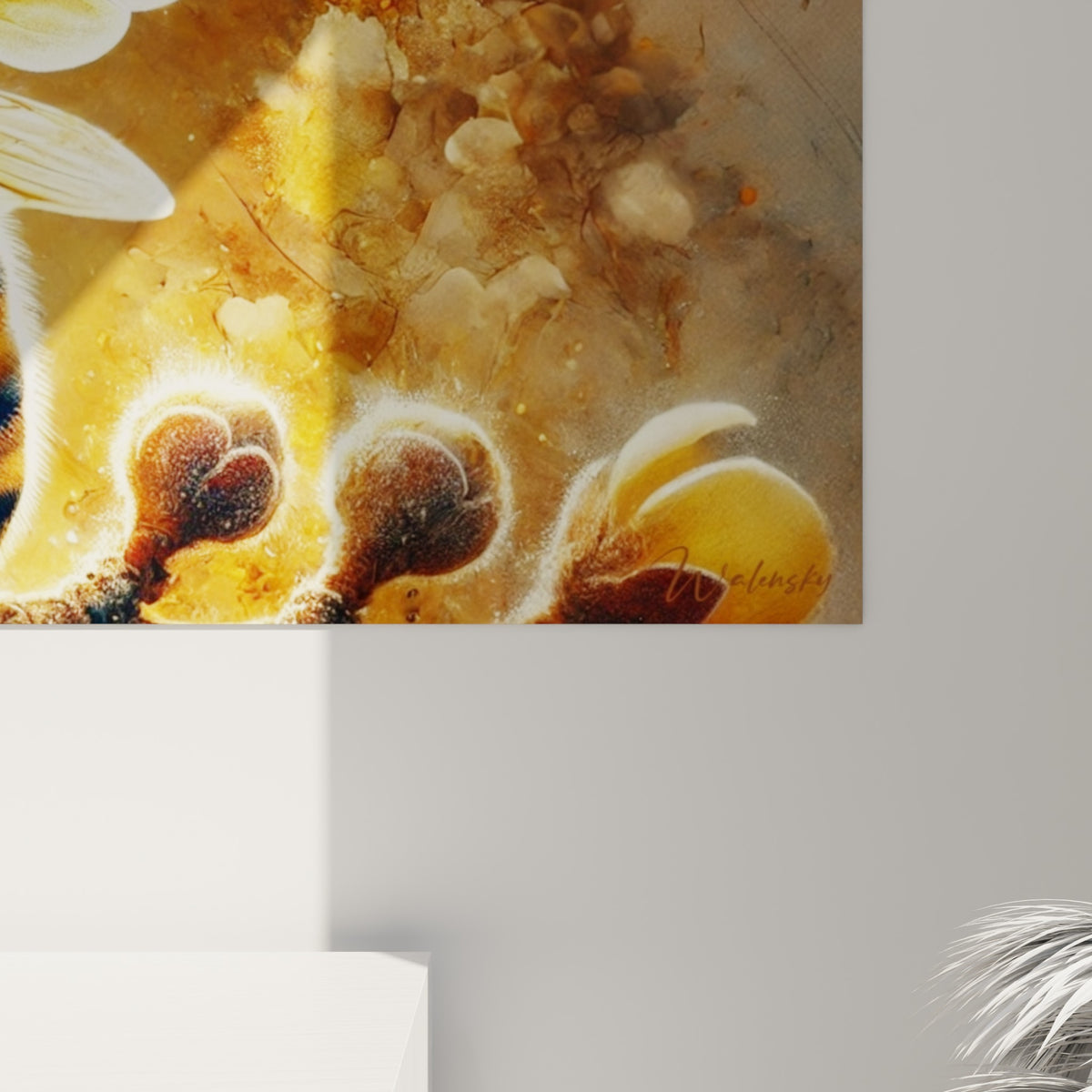 Détail des ailes nervurées et rayures orange et noires de l'abeille sur fond doré vaporeux