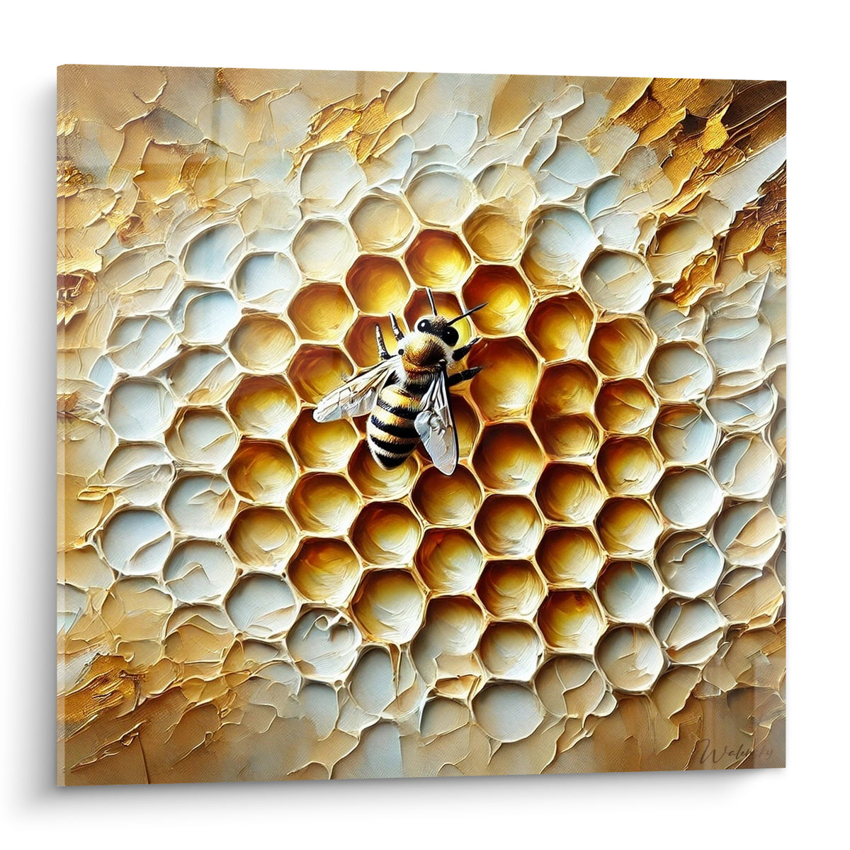 Abeille dorée détaillée posée au centre d'alvéoles ivoire et ocre texturées en relief