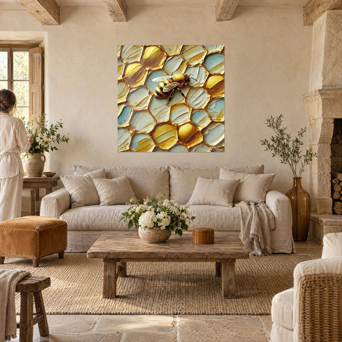 Cuadro de una abeja dorada sobre celdas de panal en ocre y azul pálido de empaste, dos personas de espaldas frente a un sofá en un salón luminoso