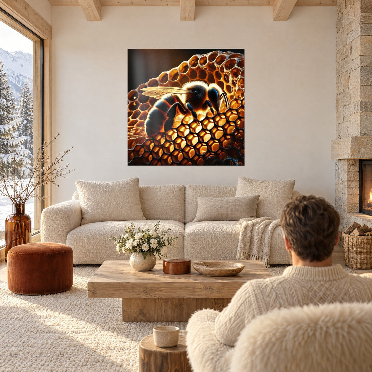 Tableau abeille duveteuse aux rayures noires sur alvéoles ambrées et cuivrées, au-dessus d'un canapé dans un salon lumineux