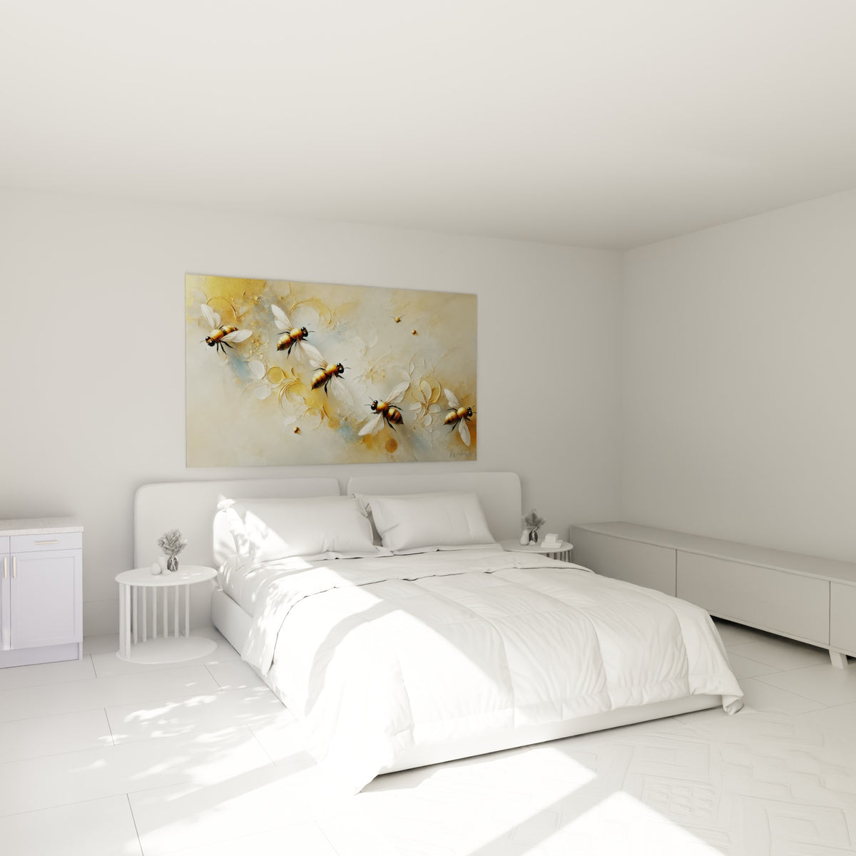 Cinq abeilles ambrées et ivoire en vol au-dessus d'un lit dans une chambre claire