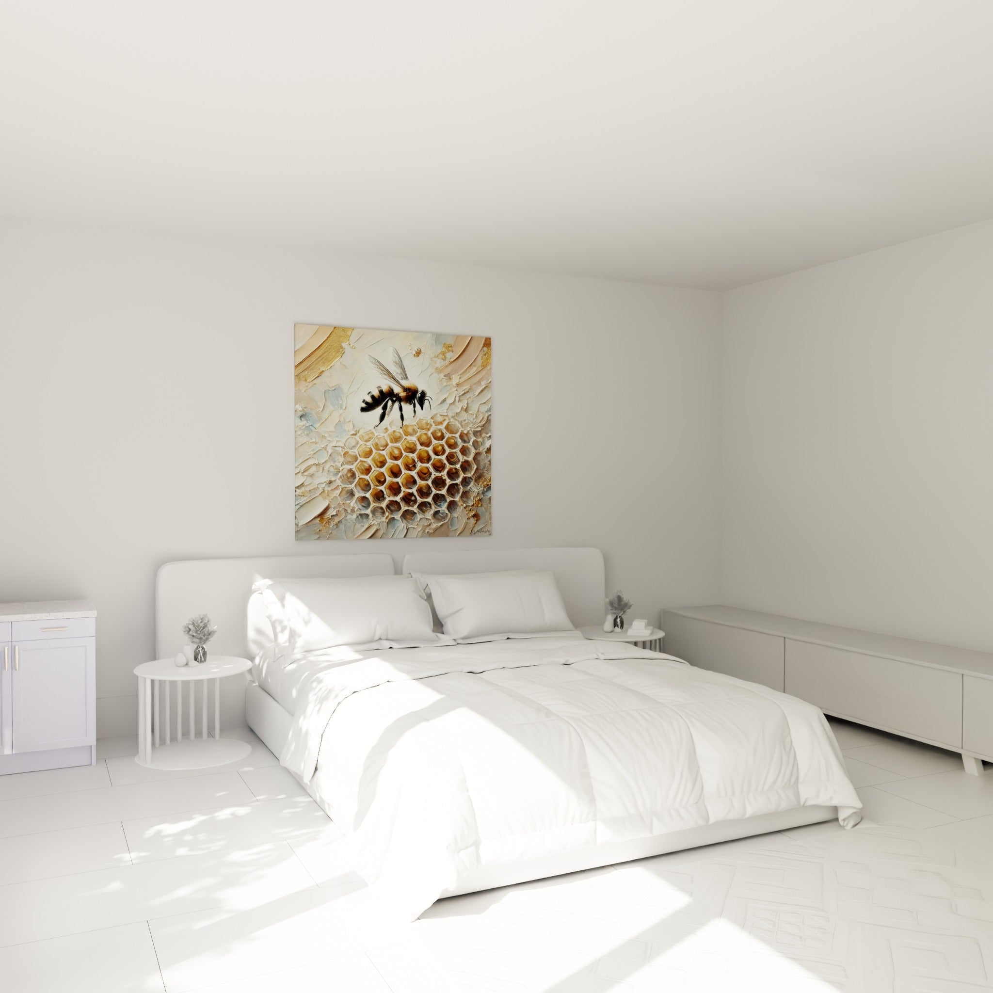 Insecte doré et rayures noires peint en relief, accroché au-dessus d'un lit dans une chambre claire