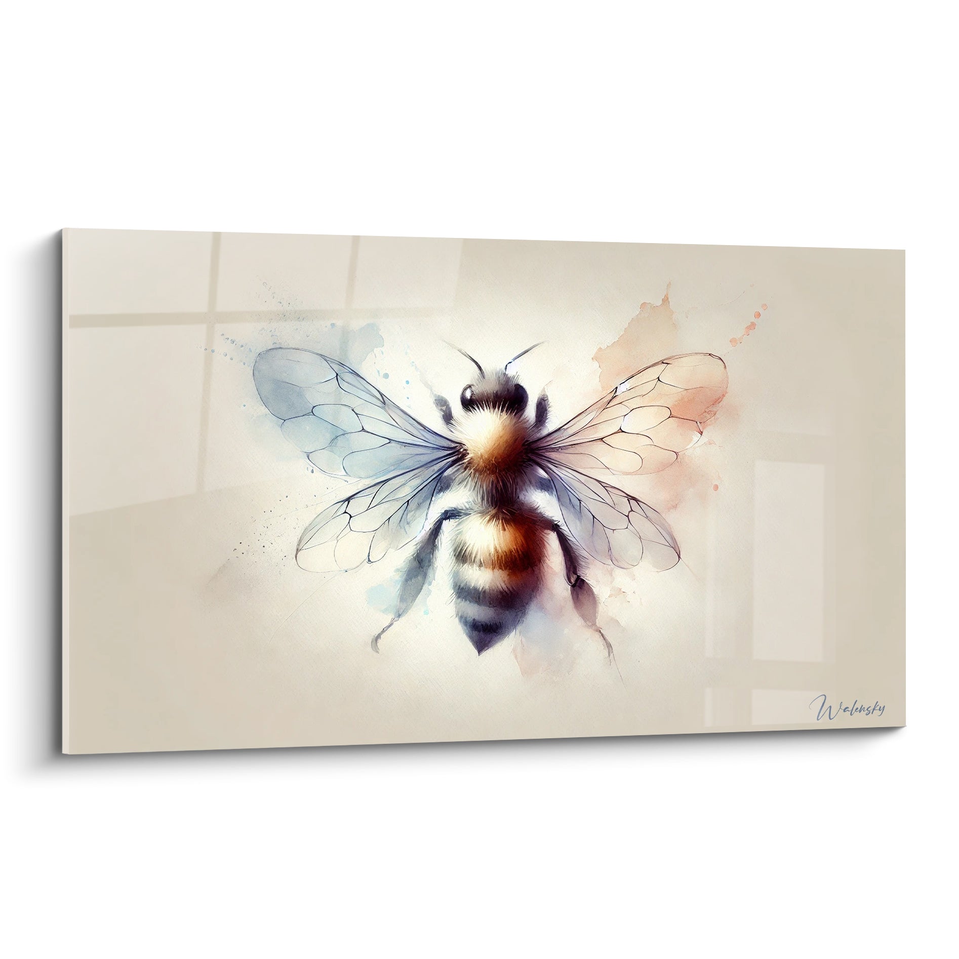 Abeille aquarelle bleu pastel et corail, ailes translucides déployées sur fond crème lumineux