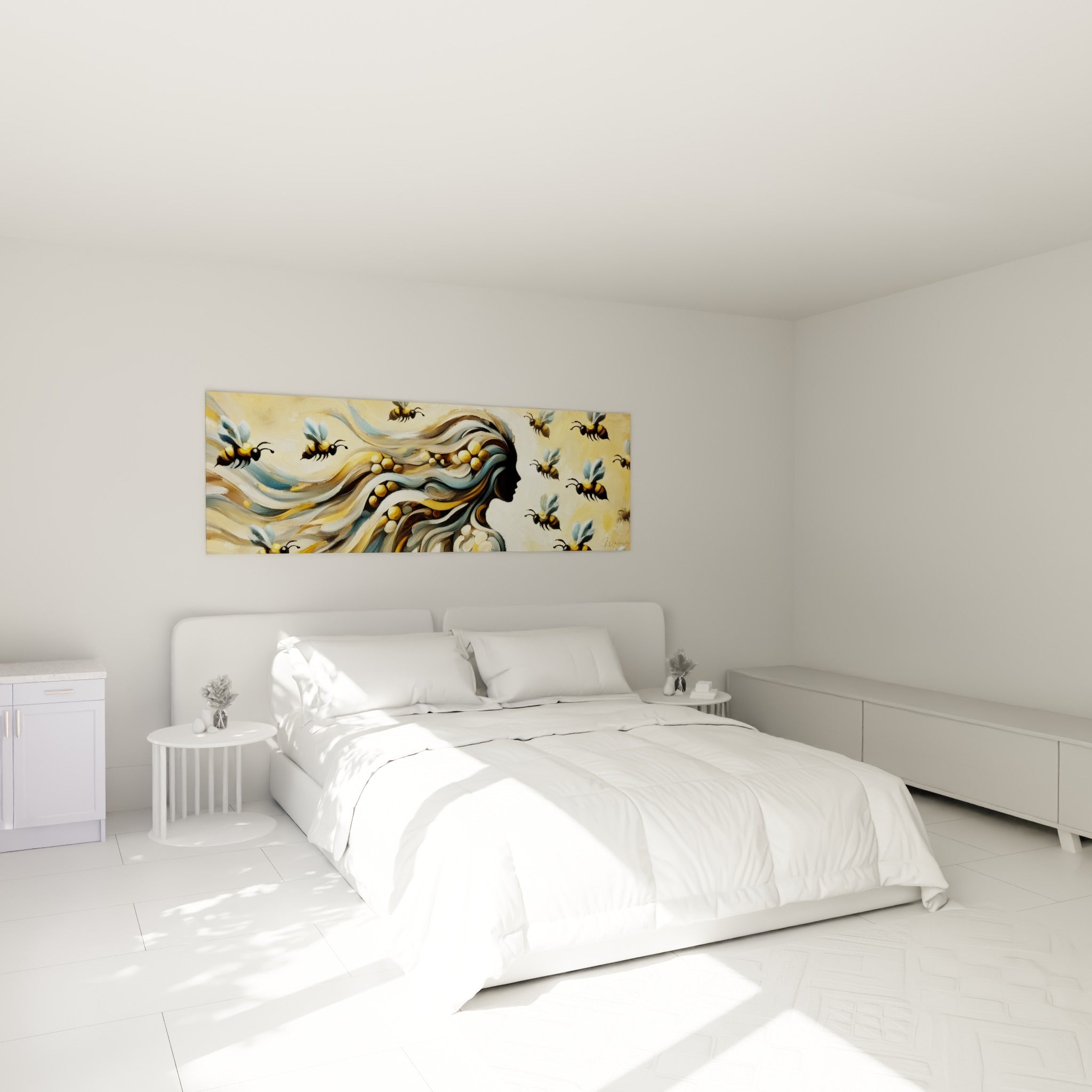 Chevelure ondulante ocre et bleu pastel peuplée d'abeilles dorées, accrochée au-dessus d'un lit dans une chambre claire