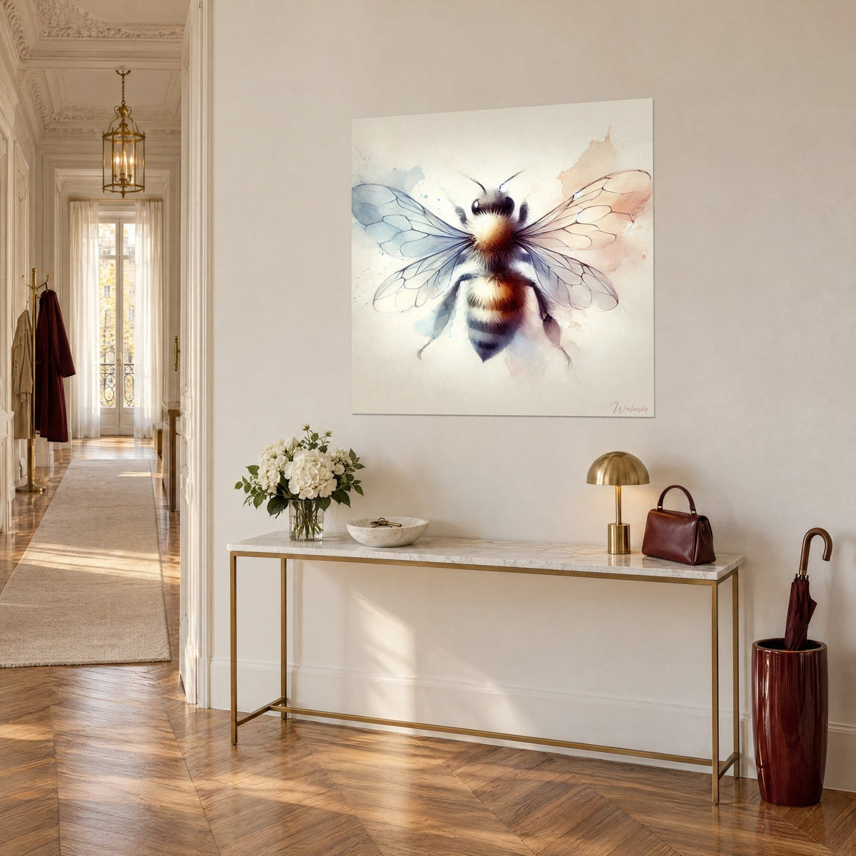 Quadro di un insetto impollinatore ad acquerello, ali nervate azzurro cielo e pesca, corpo marrone miele, su una parete beige accanto a una consolle dorata