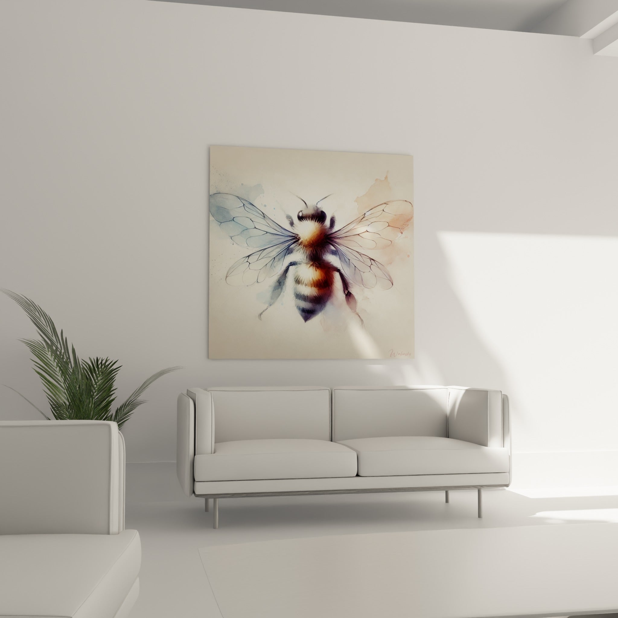 Corps rayé ocre et noir aux ailes transparentes bleutées au-dessus d'un canapé dans un salon lumineux