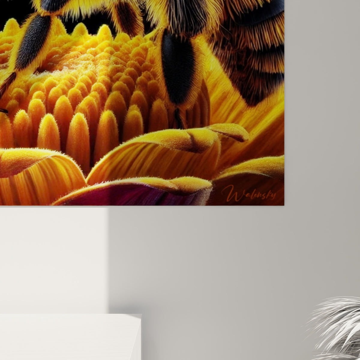 Détail des poils dorés et striures noires de l'abeille, grain fin de l'impression sur toile