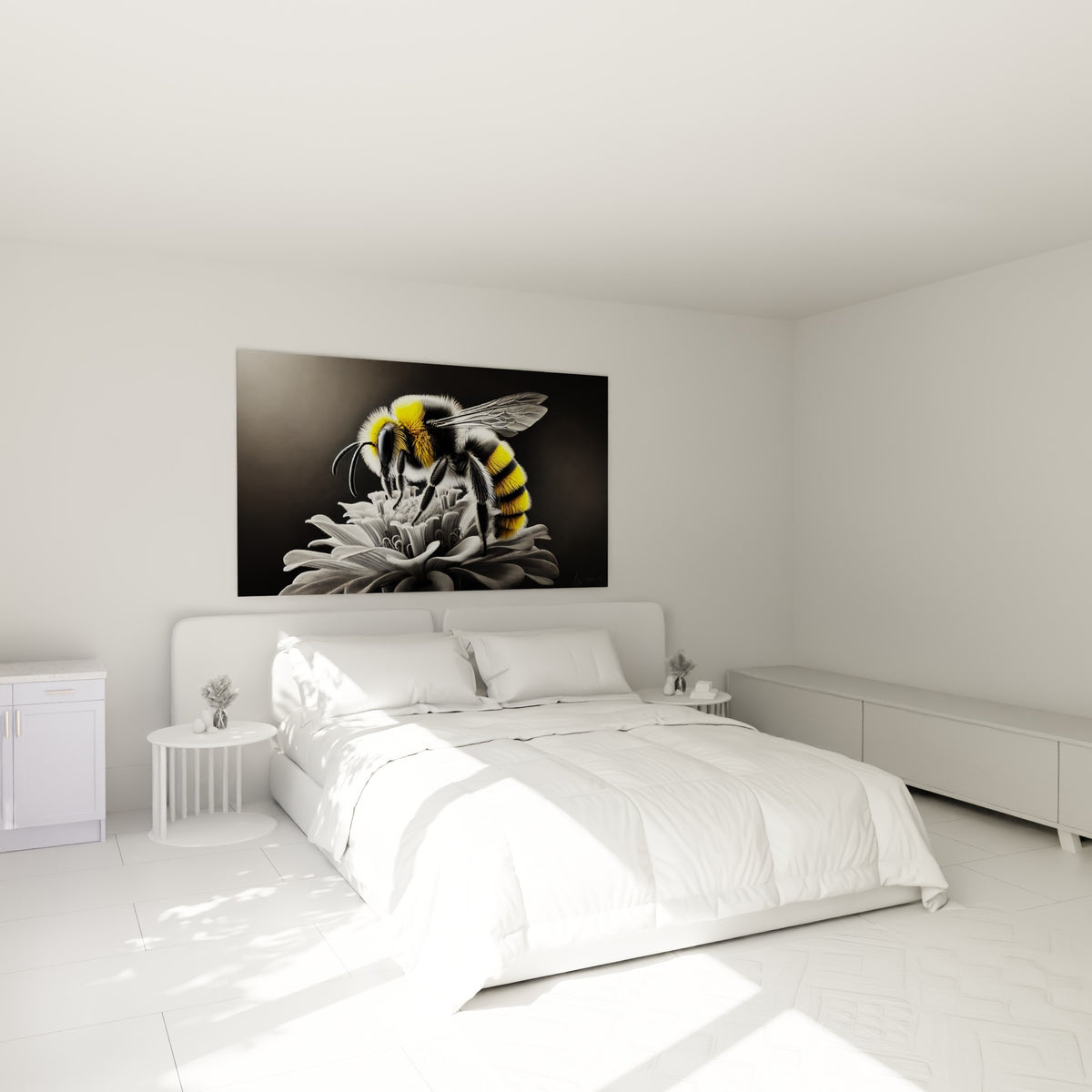 Insecte doré aux rayures noires butinant une fleur grise, au-dessus d'un lit dans une chambre claire