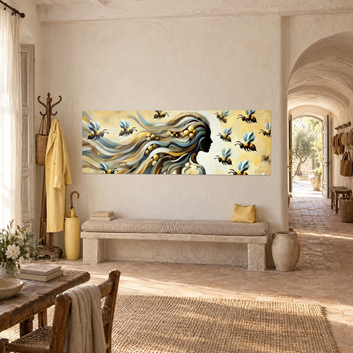 Quadro donna di profilo in ombra nera, ciocche setose blu-grigio e ocra, api alate, vista di tre quarti in un casale provenzale