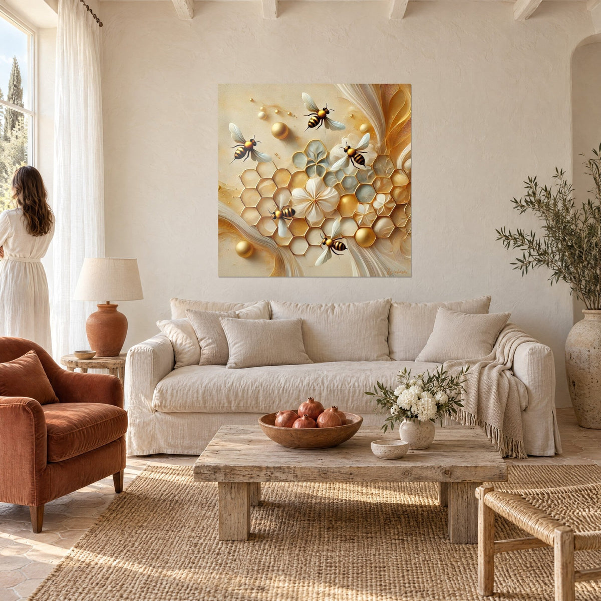 Cuadro abejas de rayas doradas libando en celdas de panal color marfil con flores, alas crema, cuentas doradas, encima de un sofá en un salón luminoso